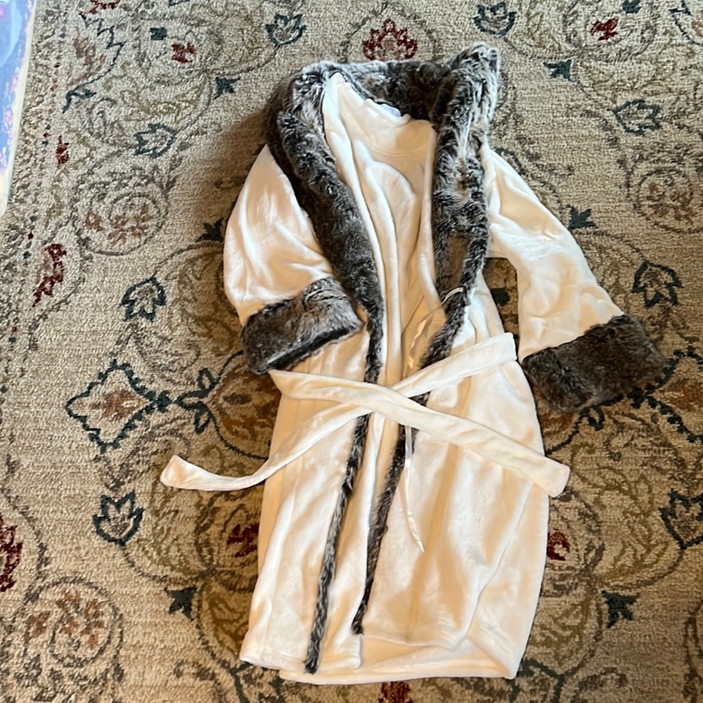 Beautiful faux fur long robe. Size S/M never worn